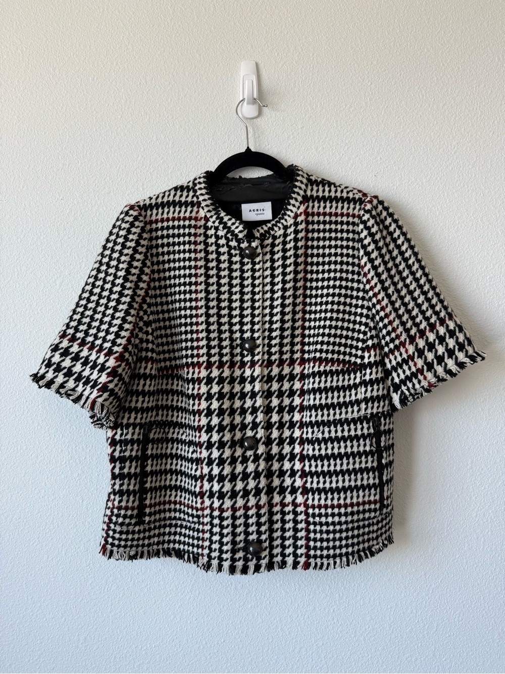 AKRIS Punto Black & White Houndstooth Short-Sleeve Button Jacket